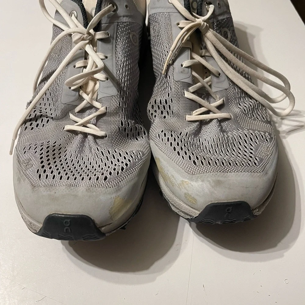 On Cloud Cloudsurfer Men’s Size 11.5 Light Gray Running Shoes Small Flaws - Picture 3 of 9